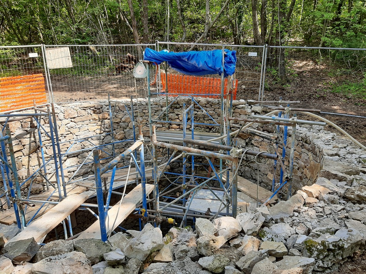 Ghiacciaia completata vista dal sentiero