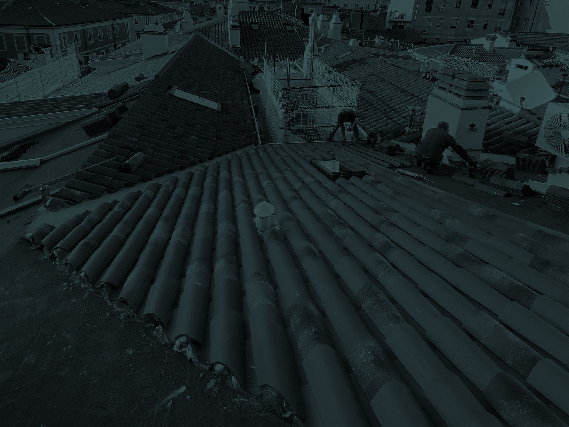 Rifacimento copertura edificio storico — vista panoramica sui tetti di Trieste