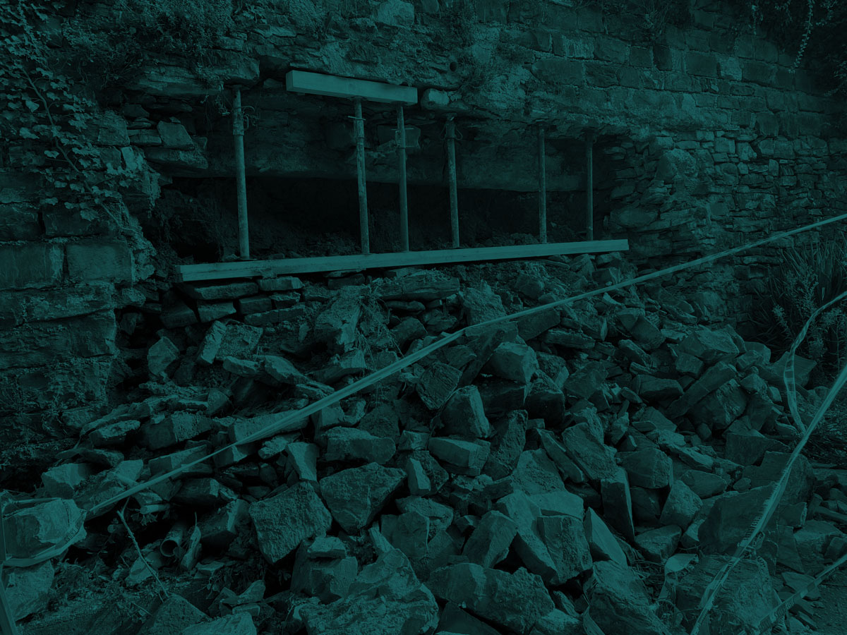 Stato iniziale del muro parzialmente crollato